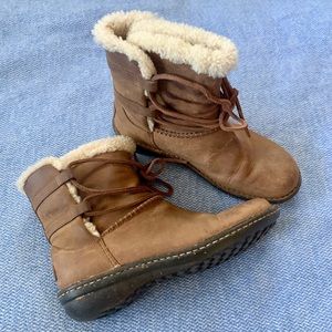 Women’s UGG Caspia brown leather shearling lined ankle boots style 1001815 sz 8